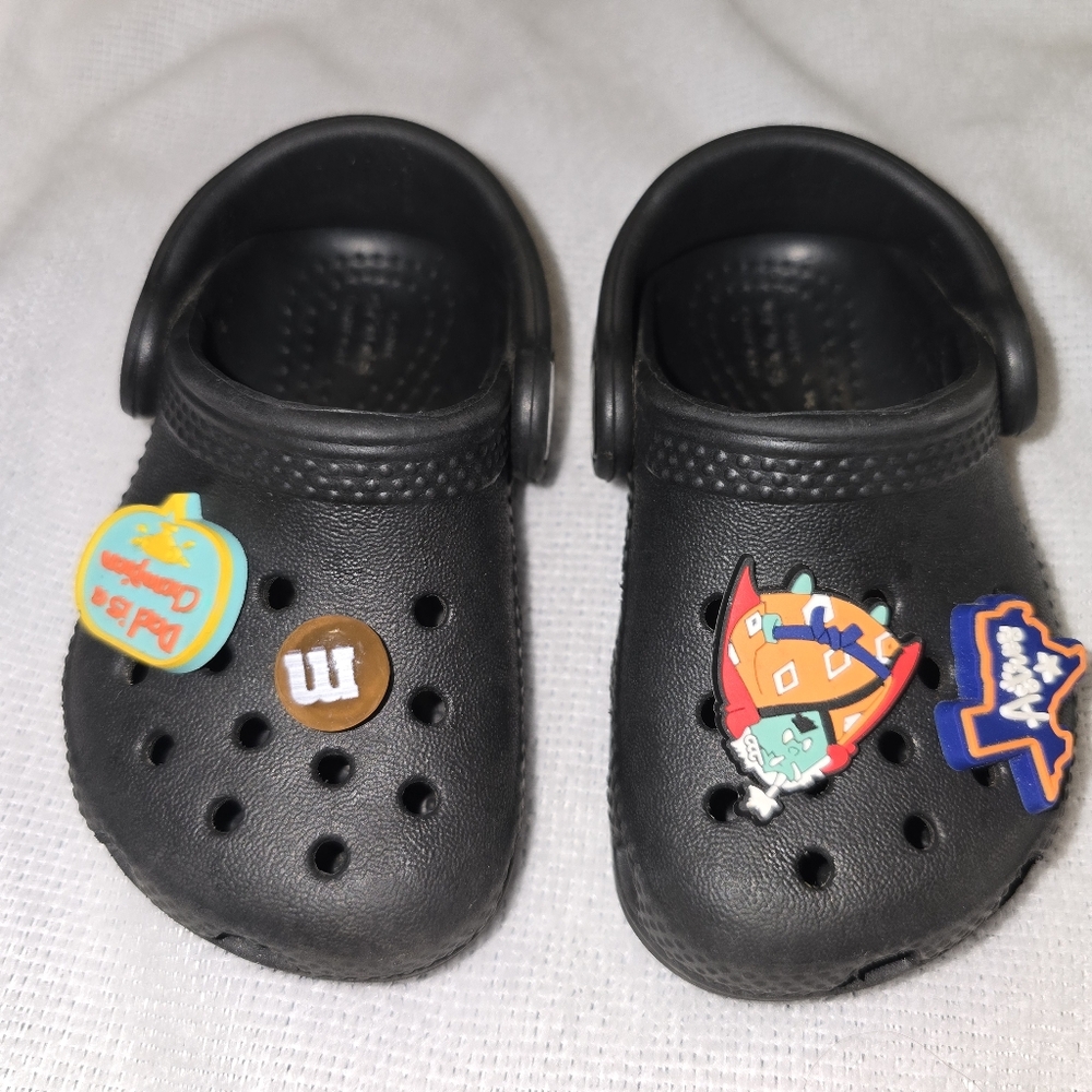 Black Crocs 4C